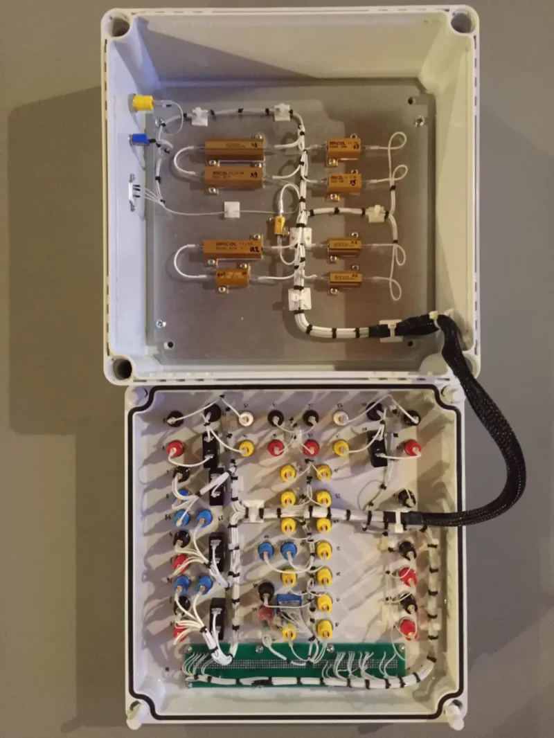 Câblage électrique de petits coffrets très basses tension en tant que tableautier industriel esthétique