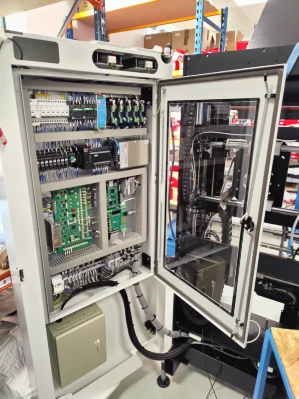 Une armoire électrique sur une machine spéciale
