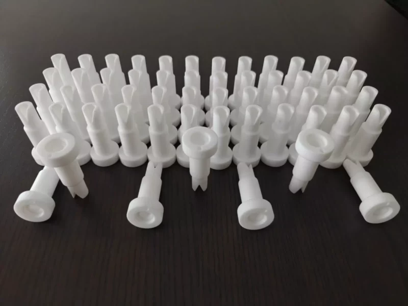 Pièces d'Usinage en PTFE plastique , ce sont des buses d'encollage pour l'industrie automobile