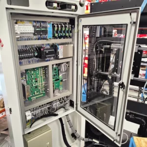 Une armoire électrique sur une machine spéciale