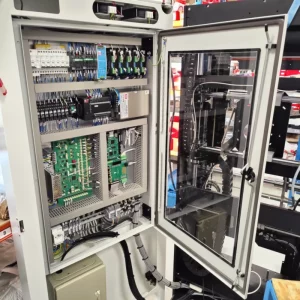 Une armoire électrique sur une machine spéciale