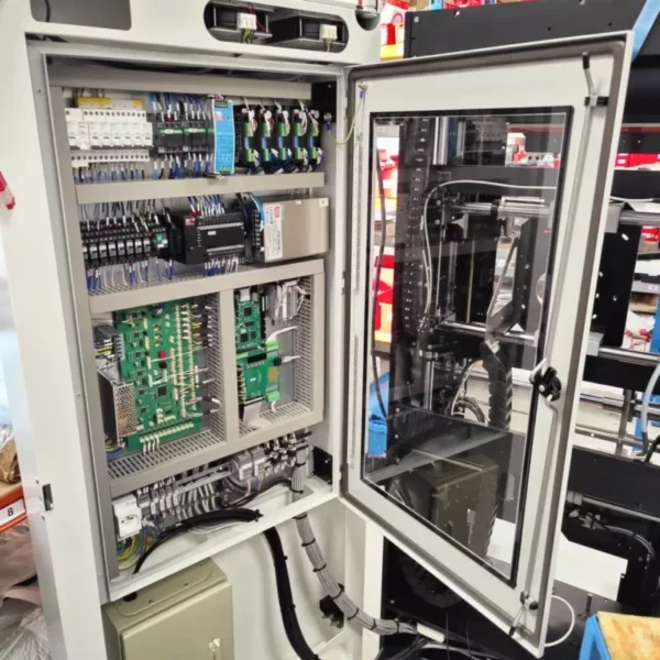 Une armoire électrique sur une machine spéciale