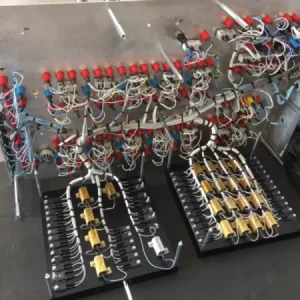 Arrière d'un banc de test câblé électriquement de façon très propre et professionelle