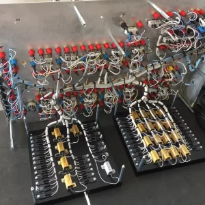 Arrière d'un banc de test câblé électriquement de façon très propre et professionelle