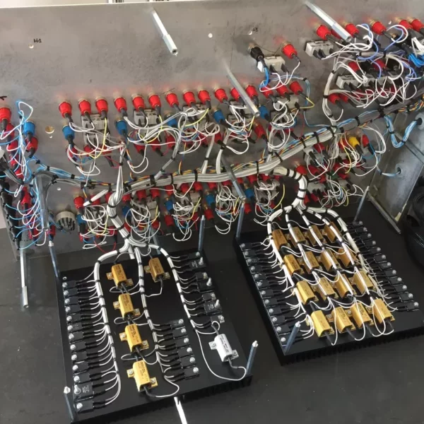 Arrière d'un banc de test câblé électriquement de façon très propre et professionelle