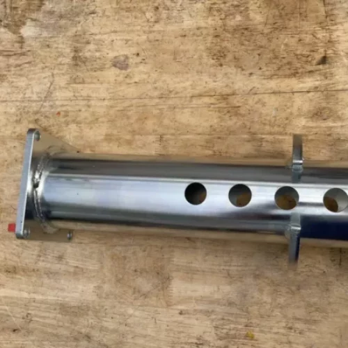 C'est un tube découpé à la découpe tube ou il y a eu de la soudure. Ensuite cette ensemble a été zingué pour finition et traitement