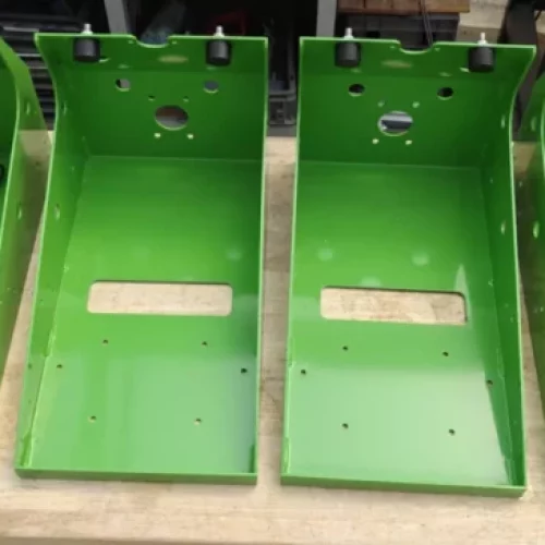 Découpe laser avec pliage et soudure d'un capot de protection. Thermolaquage vert