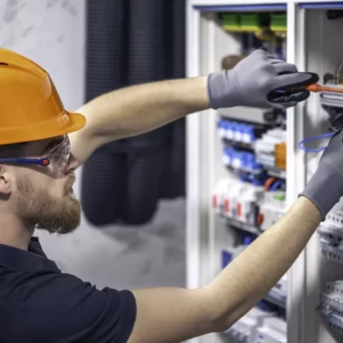 Electricien en cours de cablage armoire