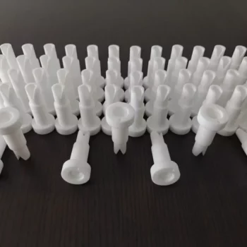 Pièces d'Usinage en PTFE plastique , ce sont des buses d'encollage pour l'industrie automobile