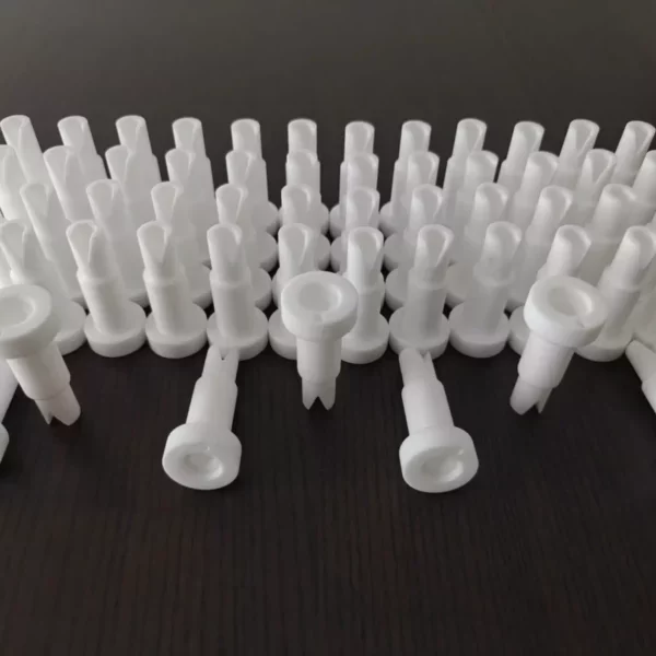 Pièces d'Usinage en PTFE plastique , ce sont des buses d'encollage pour l'industrie automobile